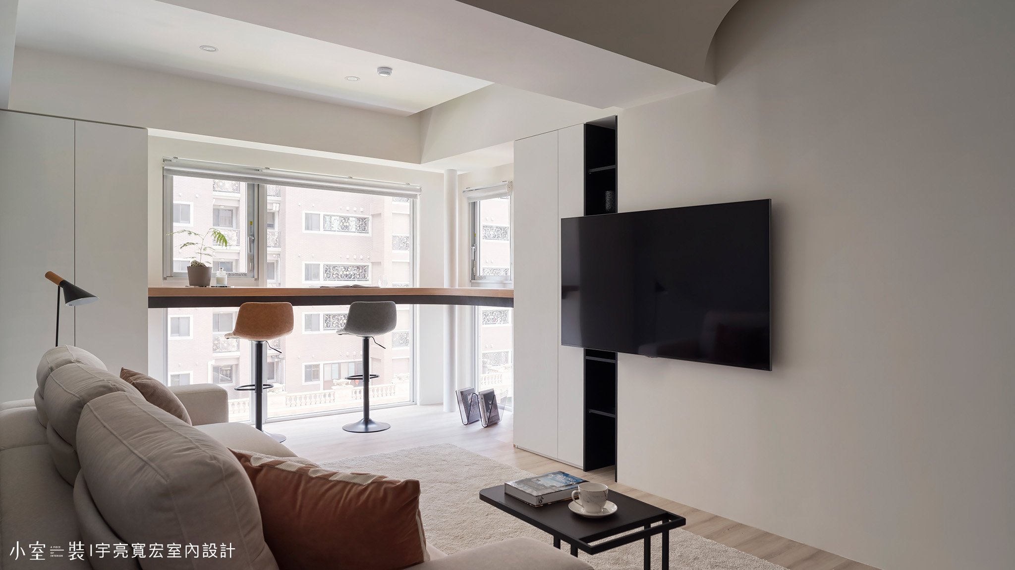 玄關鞋櫃下方燈帶設計，夜燈與氛圍照明效果