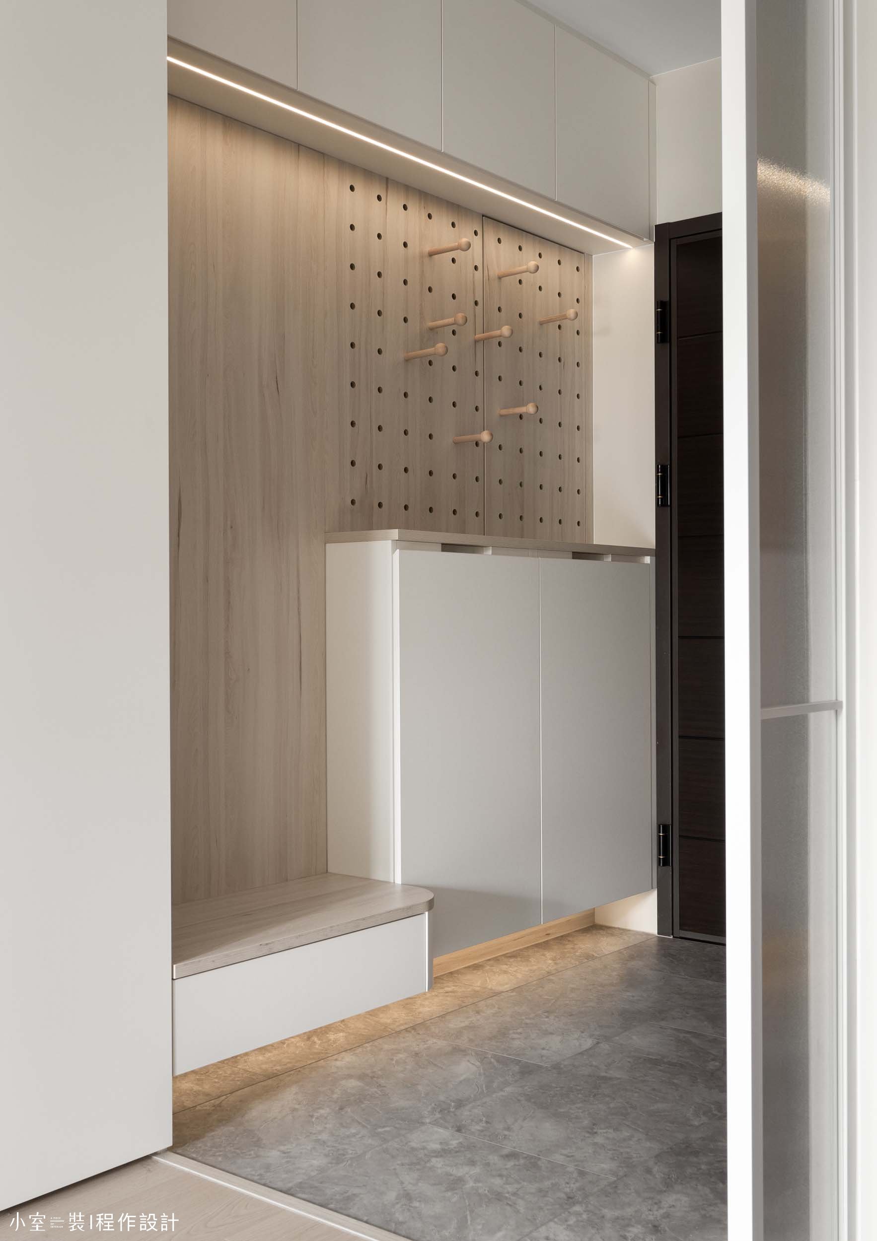 玄關落塵區設計，磁磚與木地板材質轉換