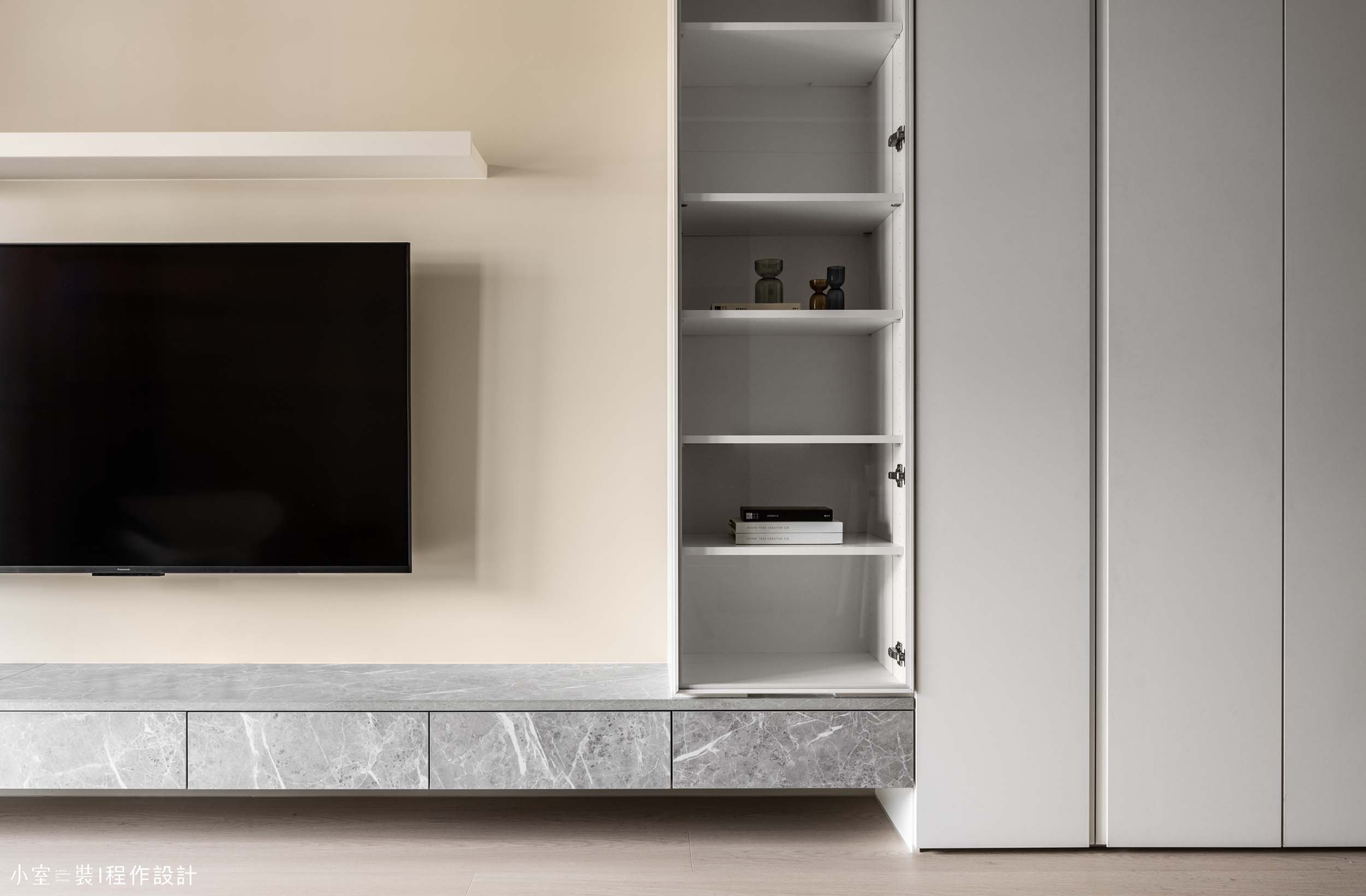 現代簡約玄關設計，黑色線條鞋櫃與大理石地板