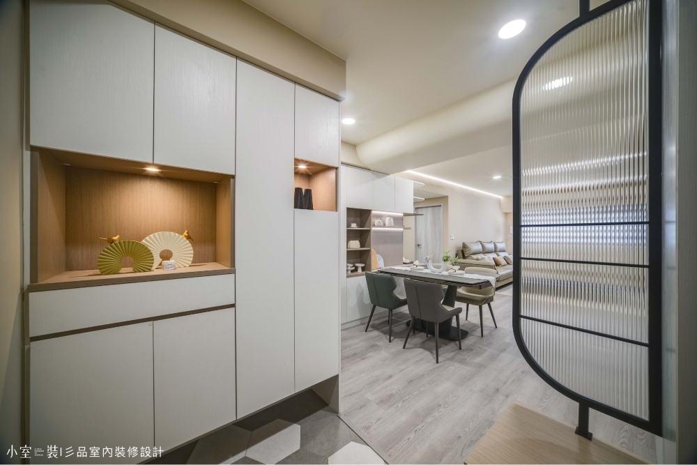 玄關設計重點 3:多功能收納櫃